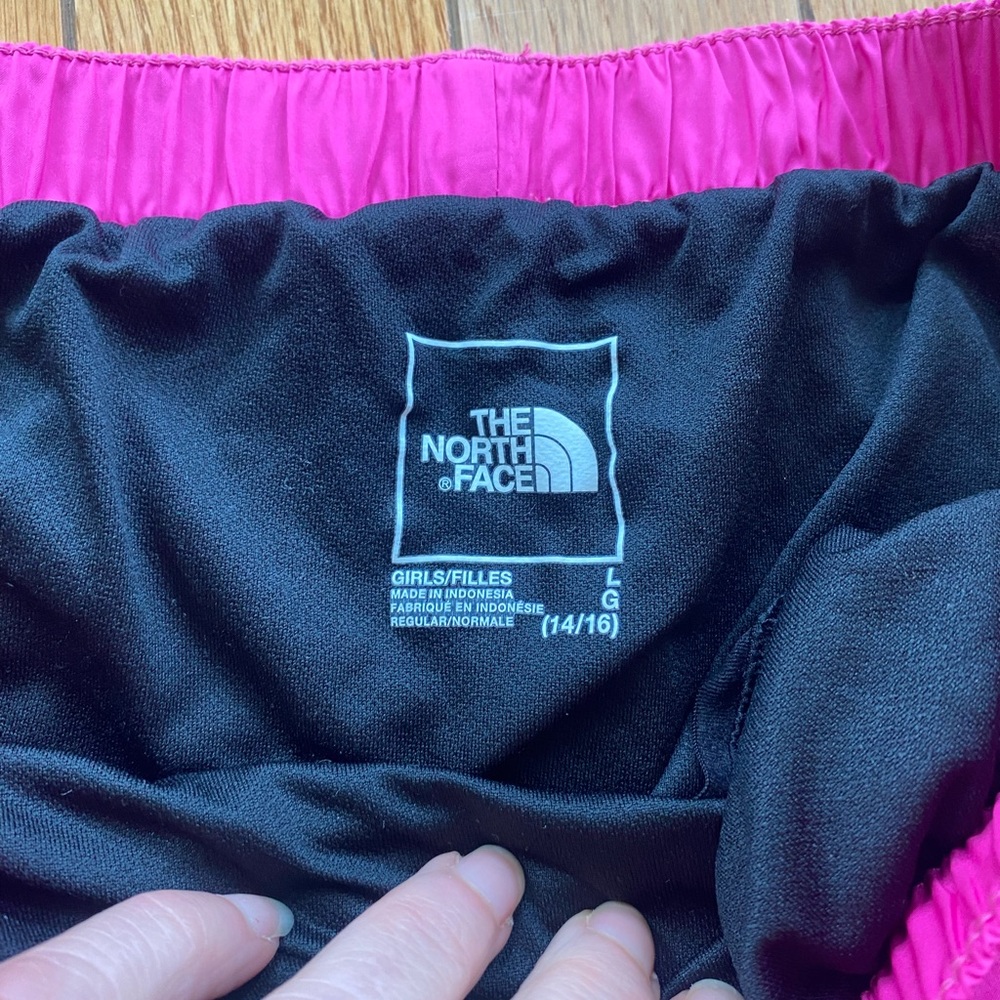 NWOT The North Face Fuchsia and Black Girls' Shorts - Picture 3 of 9